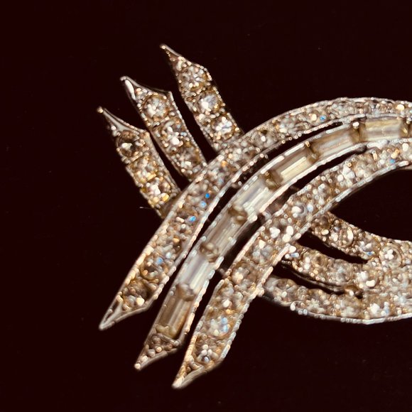 Vintage Silver Tone, Round And Baguette Clear Rhinestones Ribbon Brooch (3810) - Picture 4 of 7